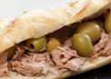 Bocadillo de atún con olivas