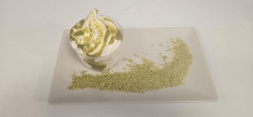 Helado de yogur con pistacho.