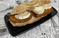 Medio Bocadillo de pollo empanado, lechuga con queso de cabra y salsa merit