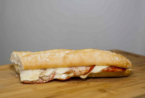 Bocadillo de lomo con queso