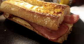 Medio Bocadillo de Bacon con Queso 