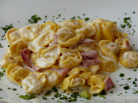 Tortellini se sýrovou omáčkou a šunkou