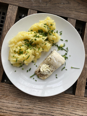 SMAŽENÉ  RYBÍ FILÉ,VAŘENÝ BRAMBOR S PAŽITKOU  1,3,7