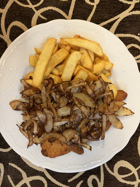 Schnitzel mit gebratenen Zwiebeln