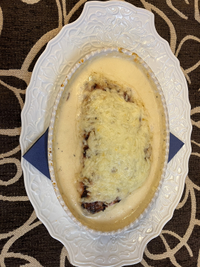 Gefülltes Bifteki mit Weißweinsoße