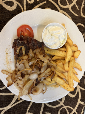Rumpsteak (280g) mit gebratenen Zwiebeln