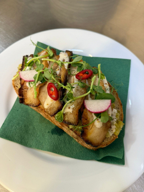 PEČENÝ BŮČEK NA ČESNEKU 