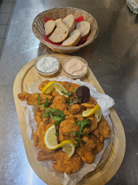 500g PRKNO KUŘECÍCH MINIŘÍZEČKU, CHLÉB, ČESNEKOVÝ DIP     