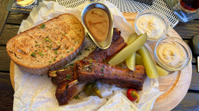 500g VEPŘOVÁ ŽEBRA (SOUS-VIDE), HOŘČICE, CHLÉB 