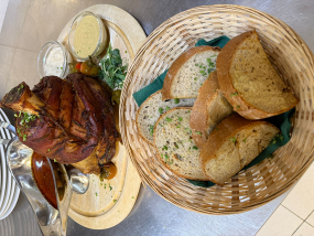 1000g Vepřové koleno (SOUS-VIDE), HOŘČICE, CHLÉB, ČALAMÁDA                                      