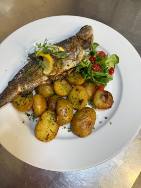 1 ks Čerstvý pstruh s máslovými baby brambůrky      