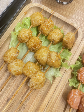 227. Spiedini di polpette di pesce 4pz 炸鱼丸