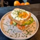 Croque madame z łososiem i awokado (ok. 350 g)👨‍🍳