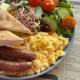 Jajecznica z frankfurterkami (ok. 380 g)