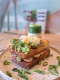 Croque madame z guacamole i krewetkami