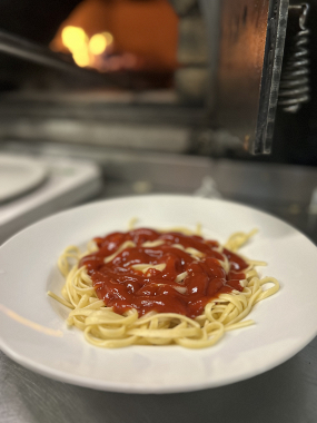 Špagety s kečupom a syrom (1,3,7) 