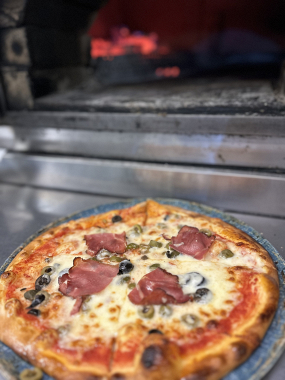 27. Prosciutto, mozzarella, olivy Malá 611 g(1,3,7) 