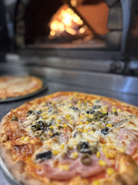 10. Šunkovo kukuricová so šampiňónmi a olivami XL