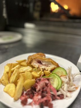 Vyprážané kuracie prsia so šunkou a syrom (1,3,7) 