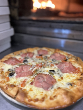 27. Prosciutto, mozzarella, olivy Veľká 611 g(1,3,7) 