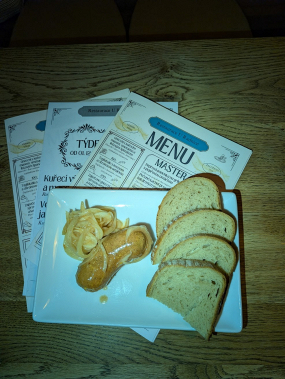 Chilli utopenec od místního řezníka s čerstvým chlebem