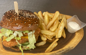 Chicken burger/ farmářské hranolky Burger z kurczaka/frytki z farmy