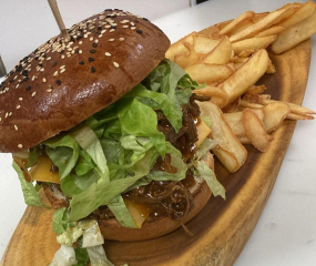 BBQ burger/ farmářské hranolky Burger BBQ/frytki z farmy