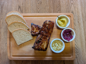 Vepřové barbecue žebírka s domácí vejmrdou 