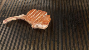 Vepřový tomahawk 300g