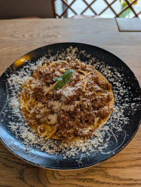 Špagety bolognese sypané parmazánem