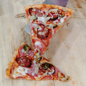 10. Pizza Pikantná 32cm