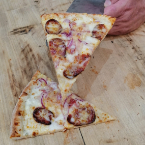 16. Pizza Salaš 32cm