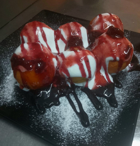 Mini Papanași cu Dulceață de Afine și Smântână