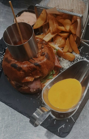 Burger Englezesc cu Cartofi Wedges