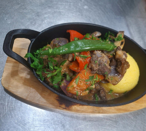 Tigaie Picantă de Berbecuț cu Mămăligă