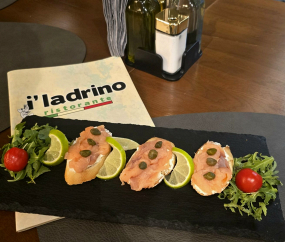 Bruschete cu Somon Fume