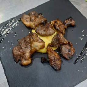 Pastramă de Oaie la Grătar cu Mămăligă