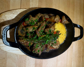 Tigaie Picantă de Porc cu Mămăligă