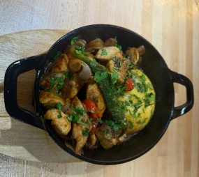 Tigaie Picantă de Pui cu Mămăligă