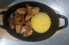 Carne la Garniță în Untură cu Mămăligă