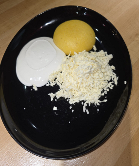 Mămăligă cu Brânză și Smântână