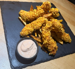 Pui Crispy cu Cartofi Prăjiți și Sos Calypso