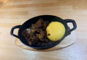 Pastramă de Oaie la Tigaie cu Mămăligă