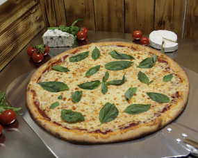 1. Pizza Margherita (1,7) 1000g 🌱