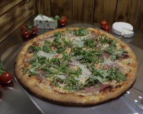 16. Pizza Karolína (1,7) 1000g 🥩🌱