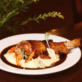 KRŮTÍ STEHNO V TYROLSKÉM ŠPEKU