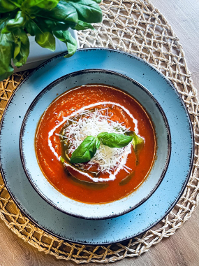 Tomatová polévka s parmezánem a bazalkou