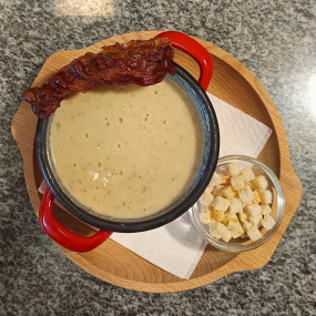Erdei gombakrémleves pirított baconnel és zsemlekockával