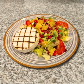 Grillezett Camembert sajt friss, narancsos salátával