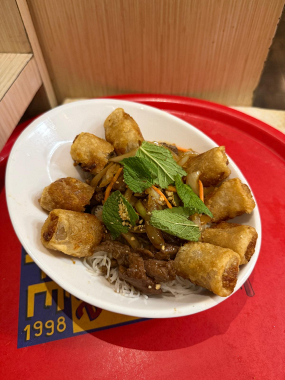 310 Vermicelles sautés au boeuf et nêms (Bo Bun)